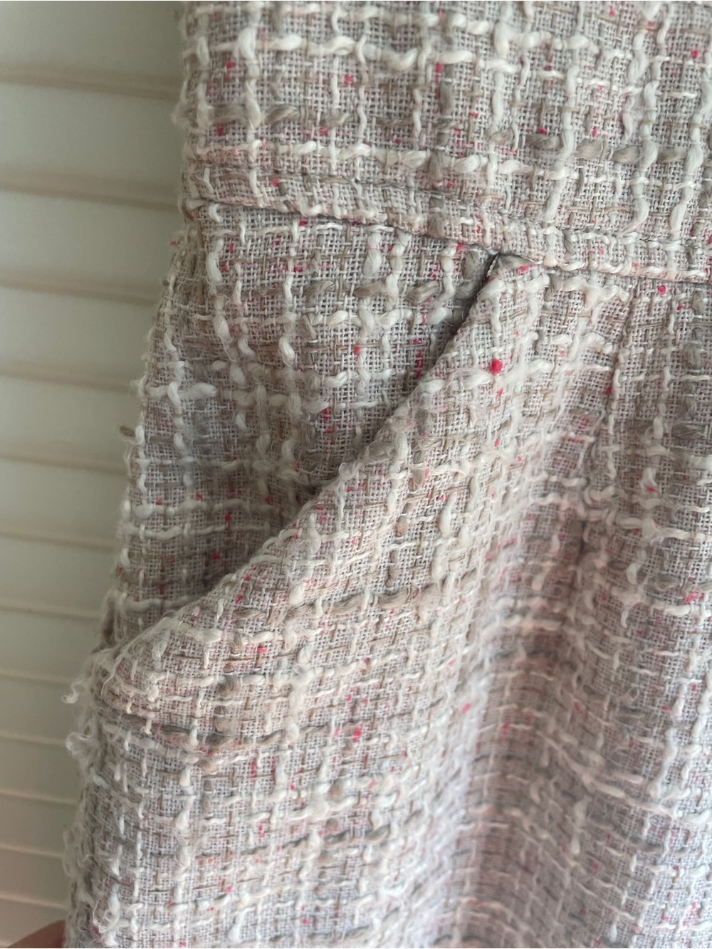 Banana Republic Women's Tweed V-Neck Sheath Dress in Beige with Pockets - Picture 4 of 7
